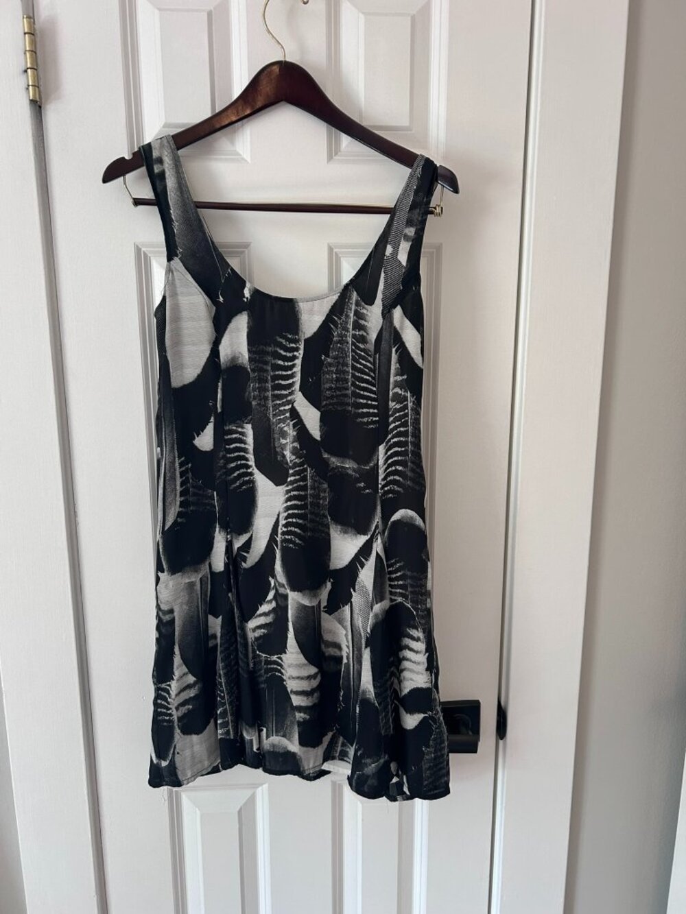 BB Dakota Black White Feather Print Trapeze Swing Dress High Low Hem Sz 4